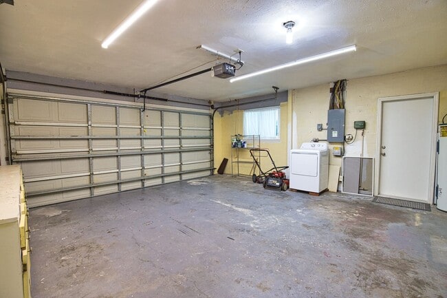 Building Photo - Annual Unfurnished 2 Bedroom 2 Bathroom Single Family Home in Venice Gardens with Water View!