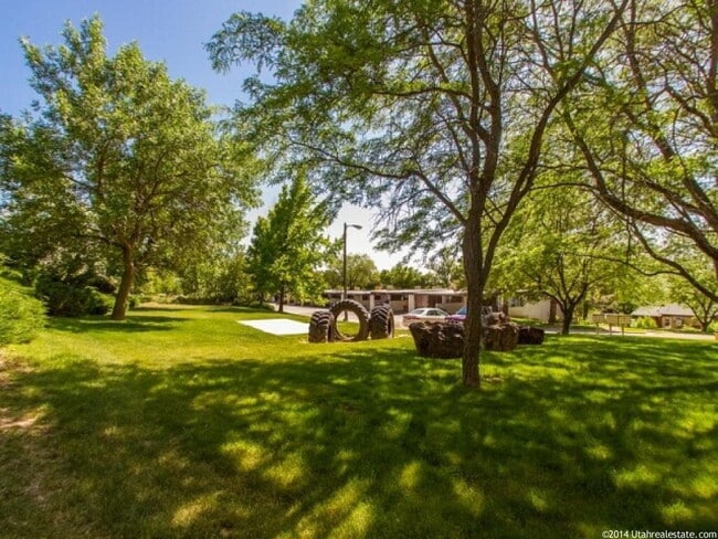 Building Photo - Mountain Privacy, City living