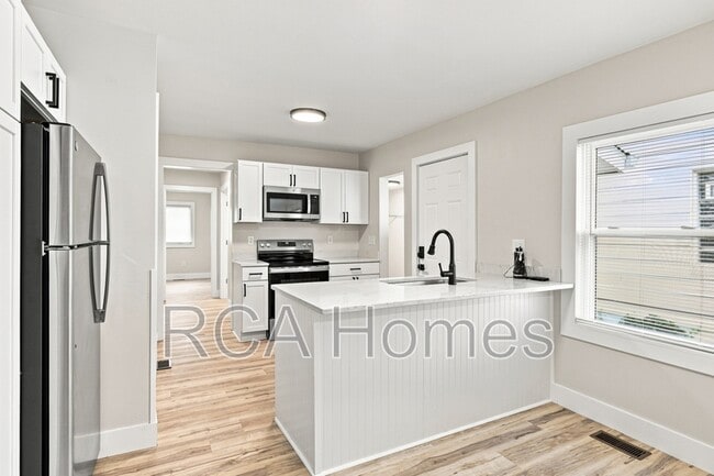 Building Photo - 1545 E Legrande Ave