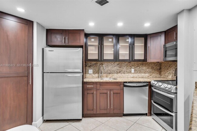 Building Photo - 999 Brickell Bay Dr