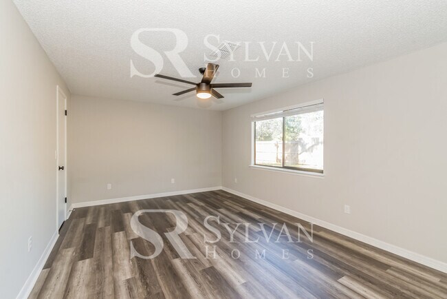 Building Photo - This charming 3BR 2BA home is ready to welcome you home