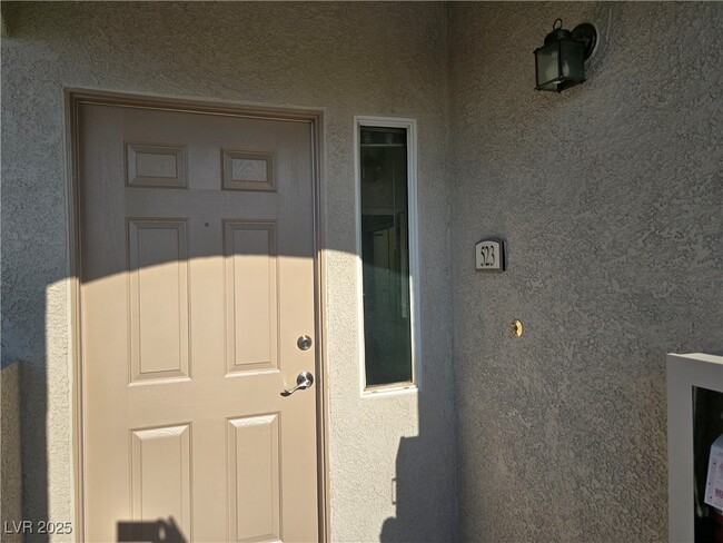 Building Photo - 2305 W Horizon Ridge Pkwy