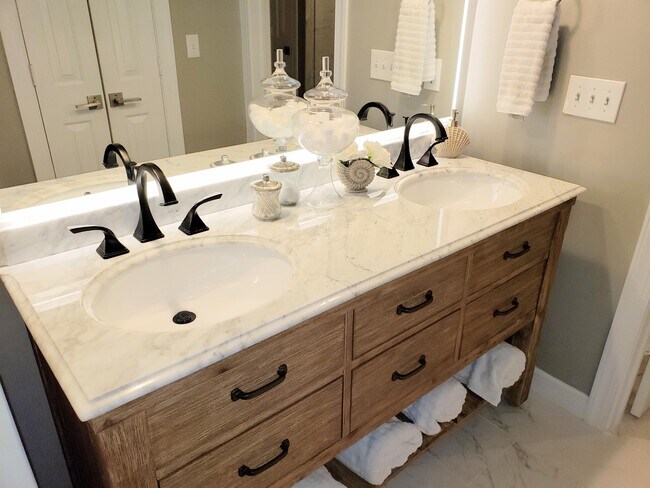 Building Photo - 3236 Silver Sands Cir