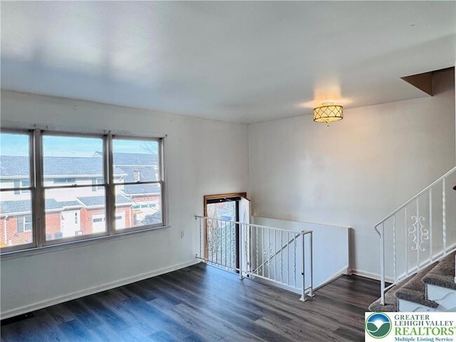 Building Photo - 235 Vista Dr