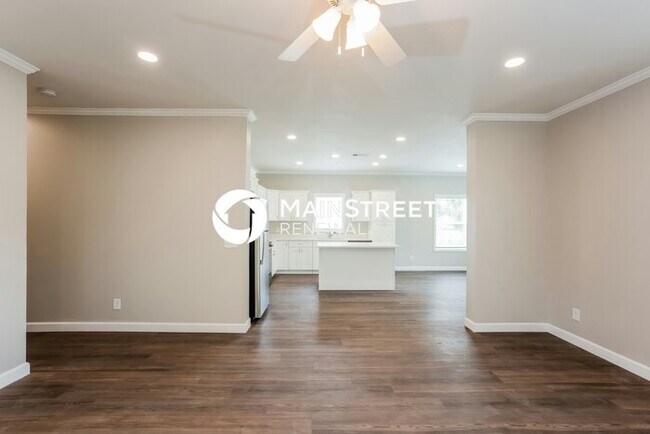 Building Photo - 4 Bedroom Pet-Friendly Home in St. Petersburg, FL with Main Street Renewal