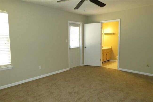 Building Photo - 2BR/2BA Townhome
