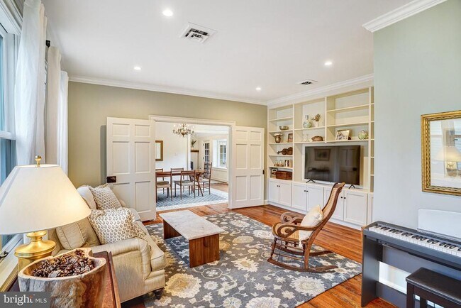 Building Photo - 7153 Main St