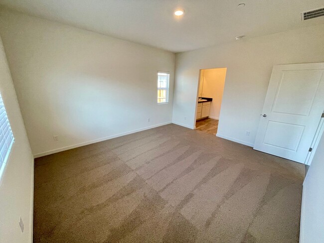 Building Photo - 754 Tamarack Ct