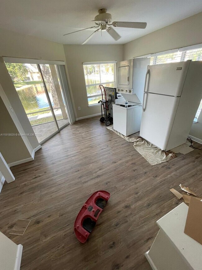 Building Photo - 4791 Via Palm Lakes Via