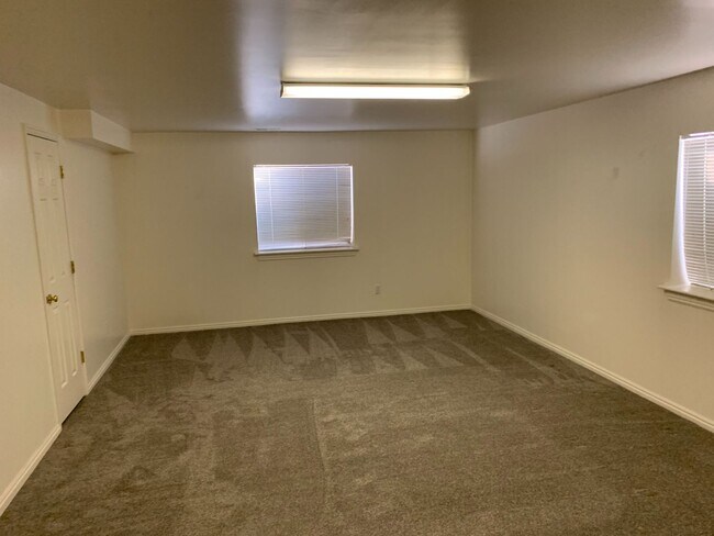 Building Photo - Lovely twinhome for rent.