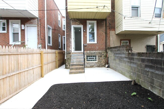 Building Photo - 103 E Coulter St