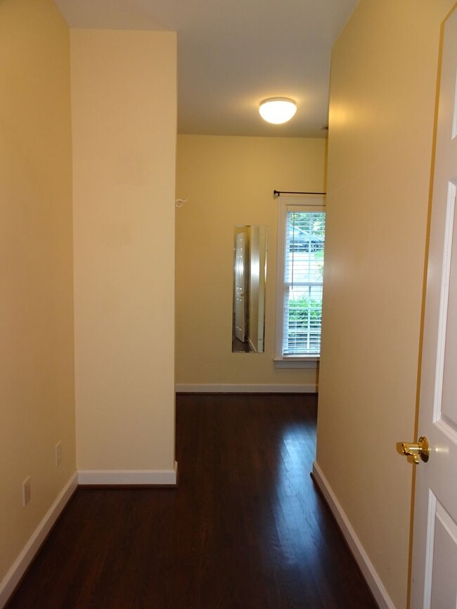 Building Photo - 4 Bedroom 3.5 bathroom Rental Home in Ford...