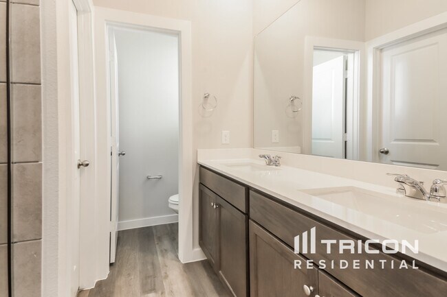 Building Photo - 2536 Finch Holw Dr
