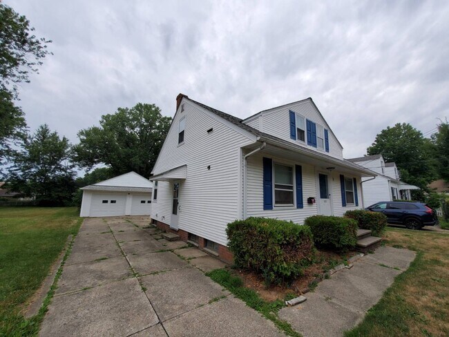 Building Photo - Charming 4-Bedroom Property in Prime Location
