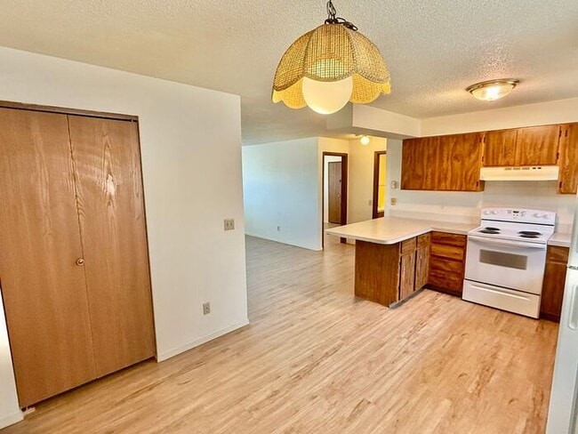 Building Photo - Cozy 2 Bed/1 Bath Apartment in North Lovel...