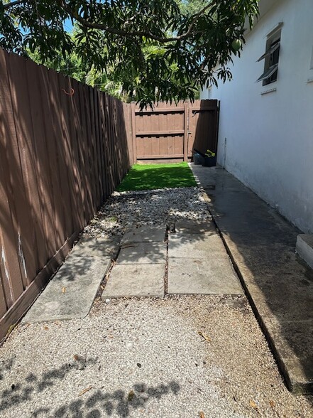 Private Yard - 230 SW 51st Ave
