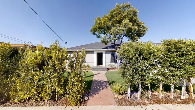 Primary Photo - 4BD/2BA, Upgraded Kitchen! Sunroom!