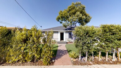 Building Photo - 4BD/2BA, Upgraded Kitchen! Sunroom!