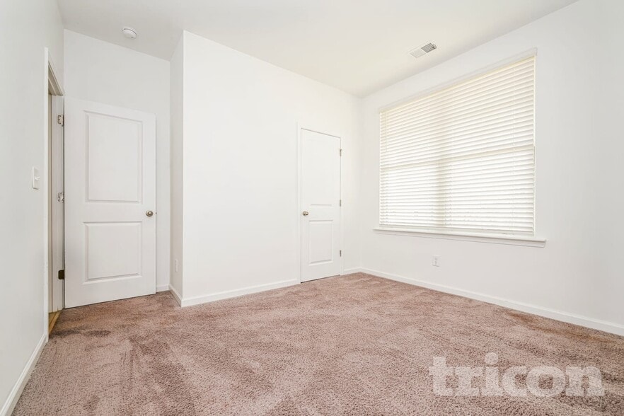 Building Photo - 146 Everett Sq