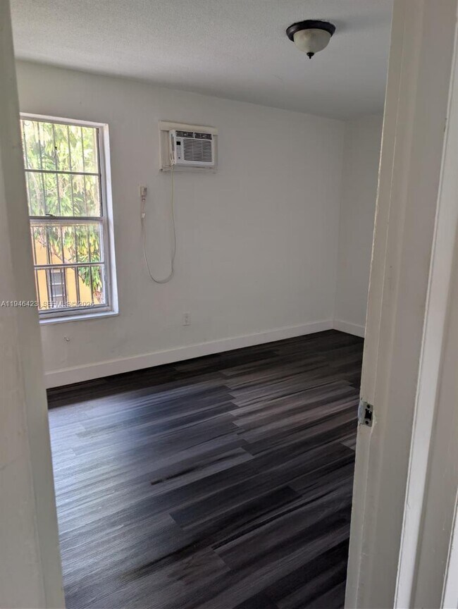 Building Photo - 1461 SW 5th St