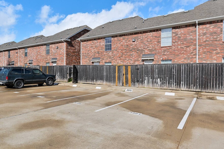 Building Photo - 1001 Krenek Tap Rd