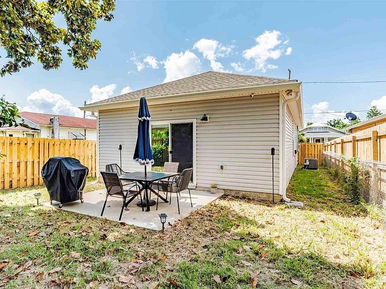 Building Photo - 804 W Belmont St