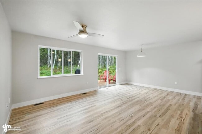 Building Photo - New & Upgraded 4BD Home!