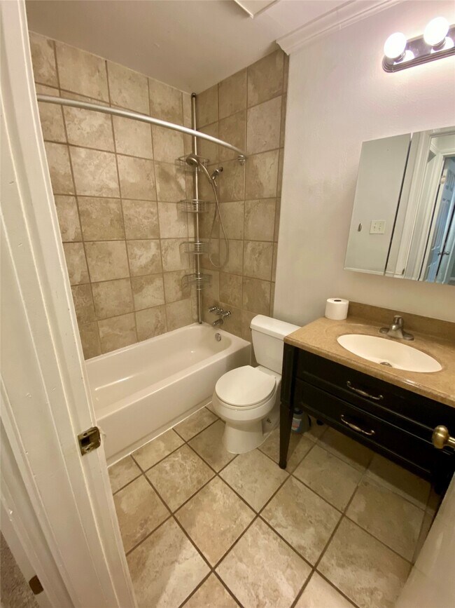 Building Photo - 3003 Briar Dr