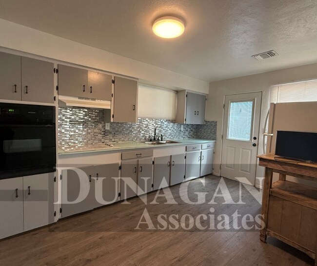 Building Photo - !!Scheduled showing for 3/25 @ 3:30-3:40 !!1Cute cozy 2 bedroom 1 bath with water , sewage , garb...