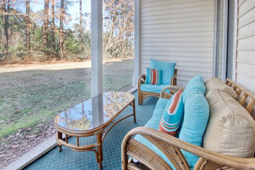 Building Photo - 1310 River Oaks Dr