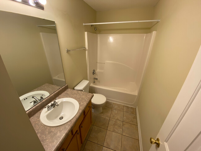 Building Photo - Room in House on Spindlewood Ct