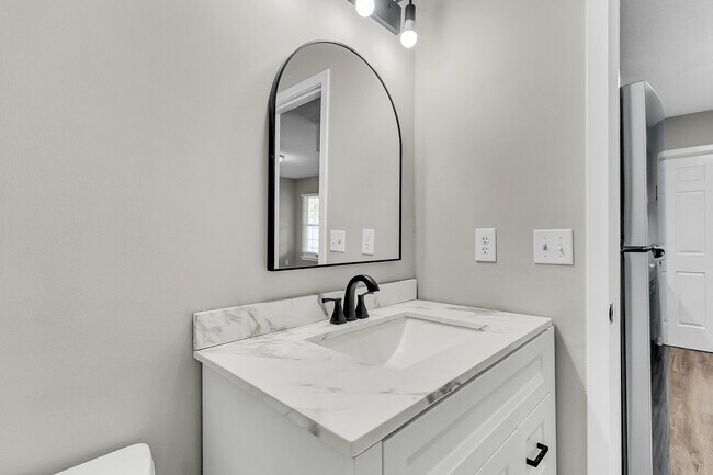 Building Photo - 3 Bedroom 1.5 Bath Town Home in North Charleston