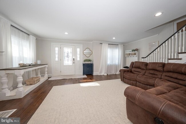 Building Photo - 227 E Hathaway Ln