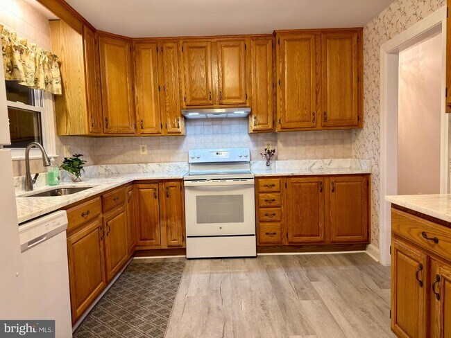 Building Photo - 905 W Poplar Rd