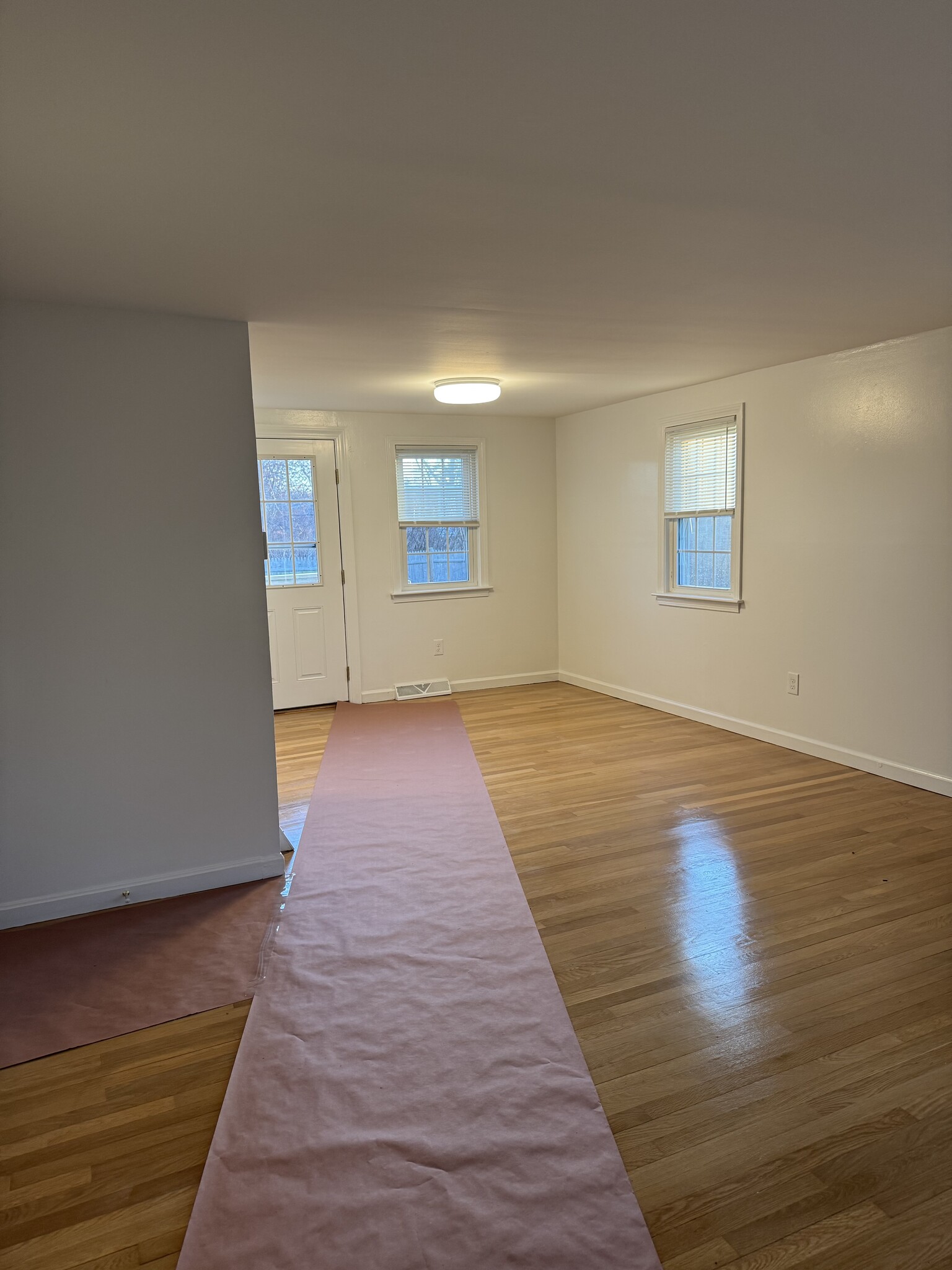 Building Photo - 14 Colonial Rd