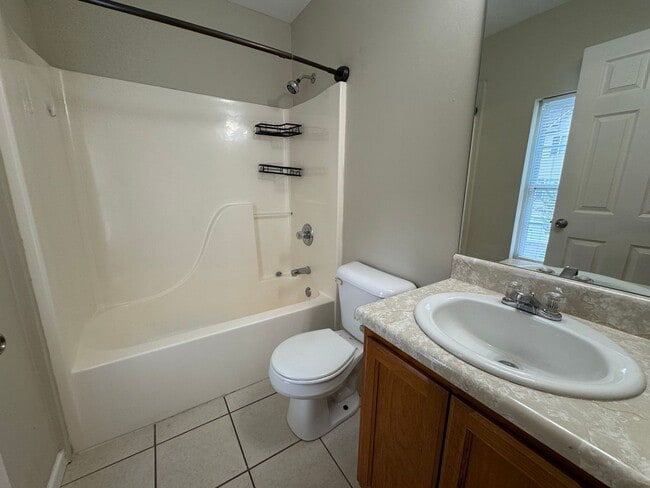 Building Photo - Nice 2/2.5 Townhouse in East Rome- $1,095