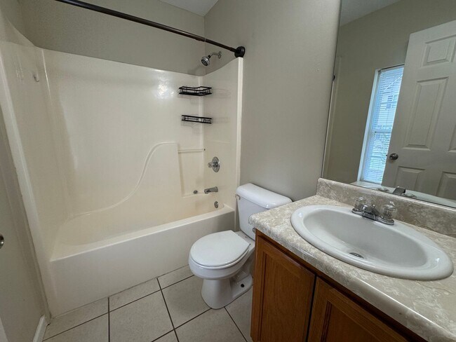 Building Photo - Nice 2/2.5 Townhouse in East Rome- $1,295
