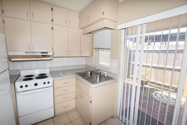 Building Photo - 1031 Royal Palm Ave