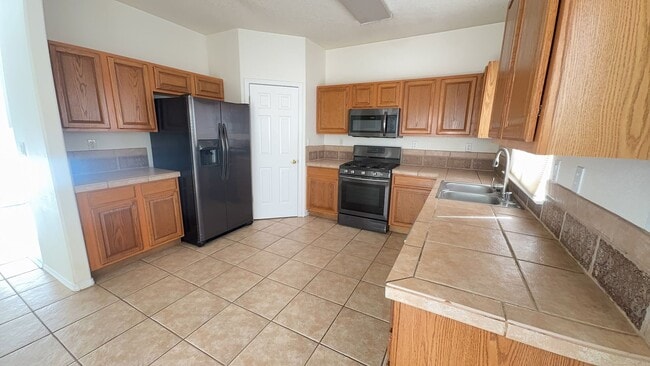 Building Photo - Beautiful townhome in a gated community.