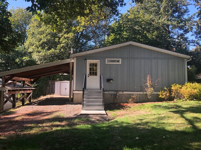 Building Photo - 301 NW Webb St