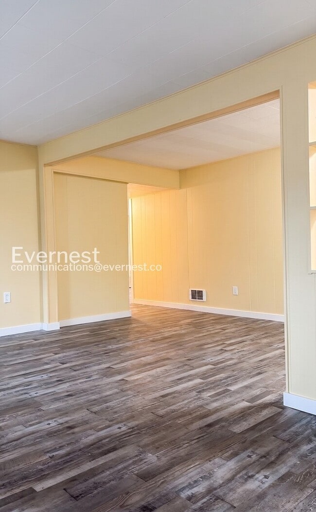 Building Photo - 2-Bed/1-Bath Town Home/ Available Now!