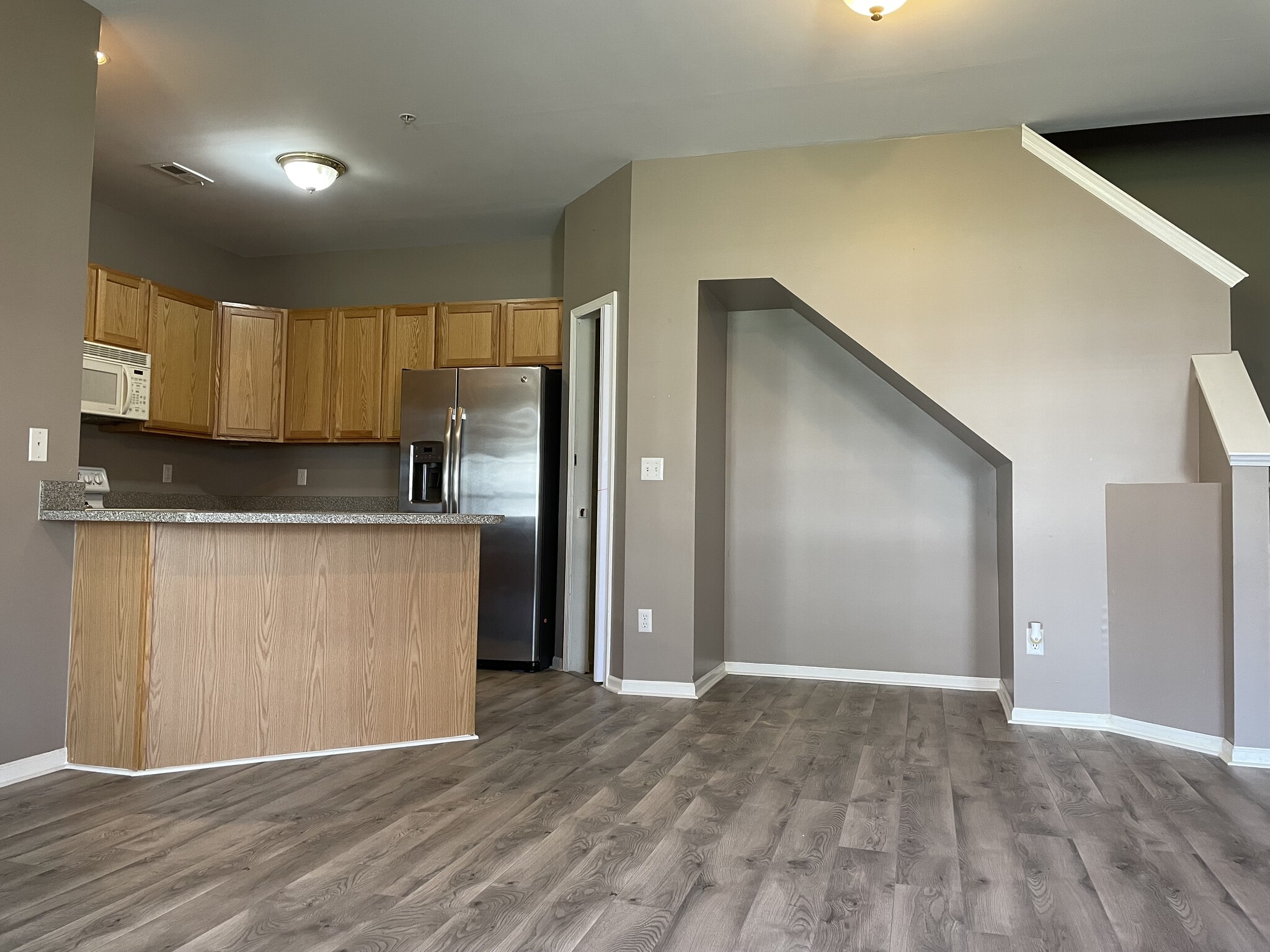 Building Photo - 10102 W Midway Ct