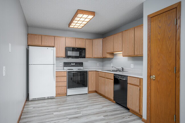 Kitchen with appliances - 4155 Mallard Ct