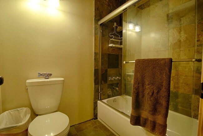 Building Photo - SKI LEASE: Kings Beach; Updated & Well App...