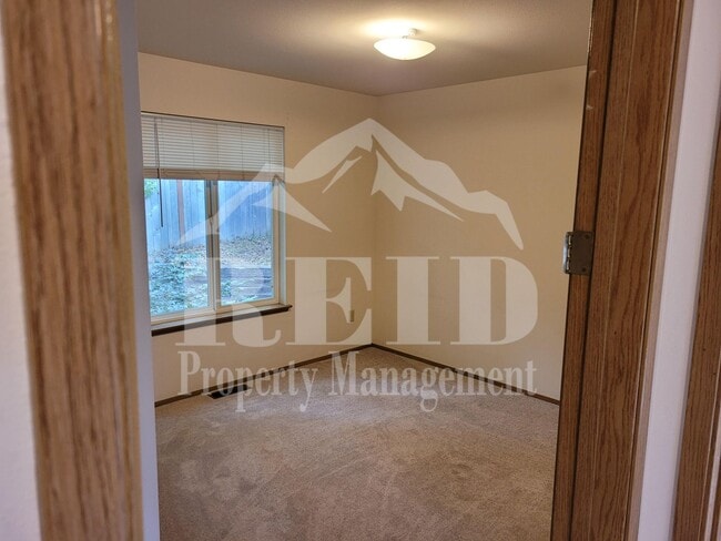 Building Photo - Ridgetop / Island Lake home located in a cul-de-sac