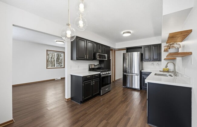 Building Photo - Nicely remodeled side by side duplex 3-Bed Home with Gleaming Hardwood Floors & New carpet in Hop...