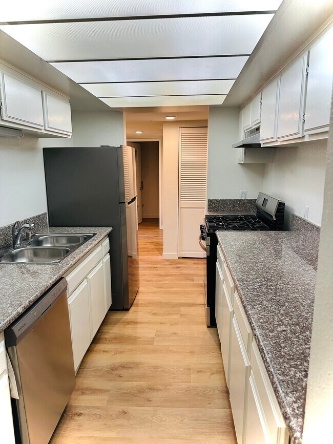 Building Photo - 731 S Detroit St