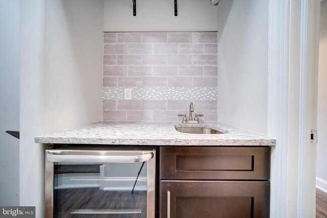 Building Photo - 1513 S Lambert St