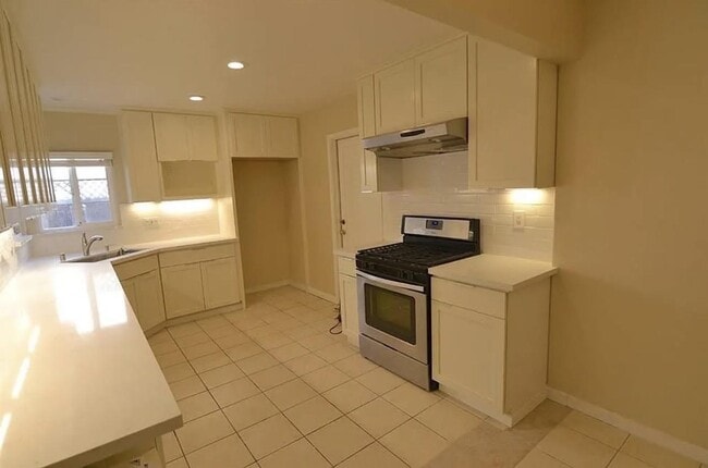 Building Photo - 273 Staples Ave