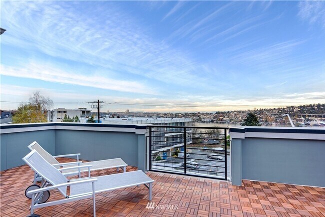 Building Photo - Modern Townhouse with Rooftop Deck & Skyli...